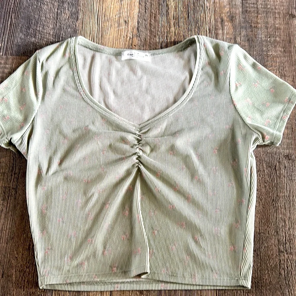 Cute floral top Size Medium - Picture 1 of 2